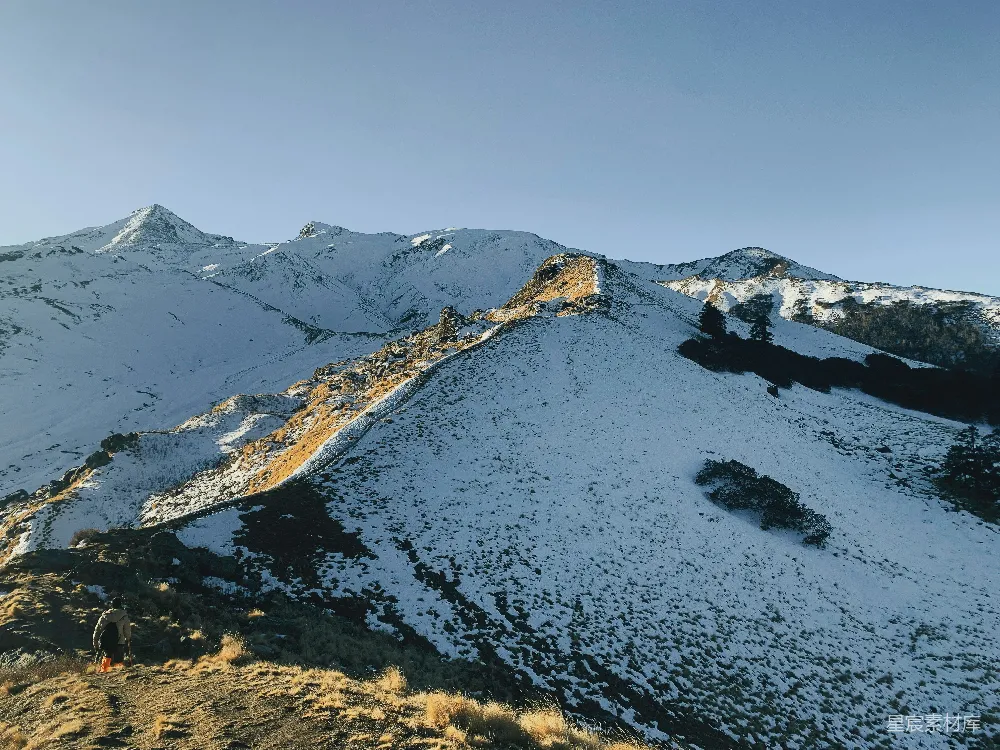高清摄影 雪山 自然风光 户外探险 冬日美景 孤独之美 雪后的山景与远行者