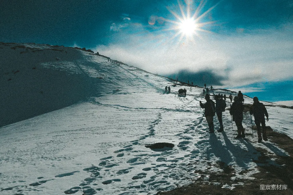 高清摄影 雪山 攀登 自然 阳光 户外 雪山攀登：阳光下的足迹