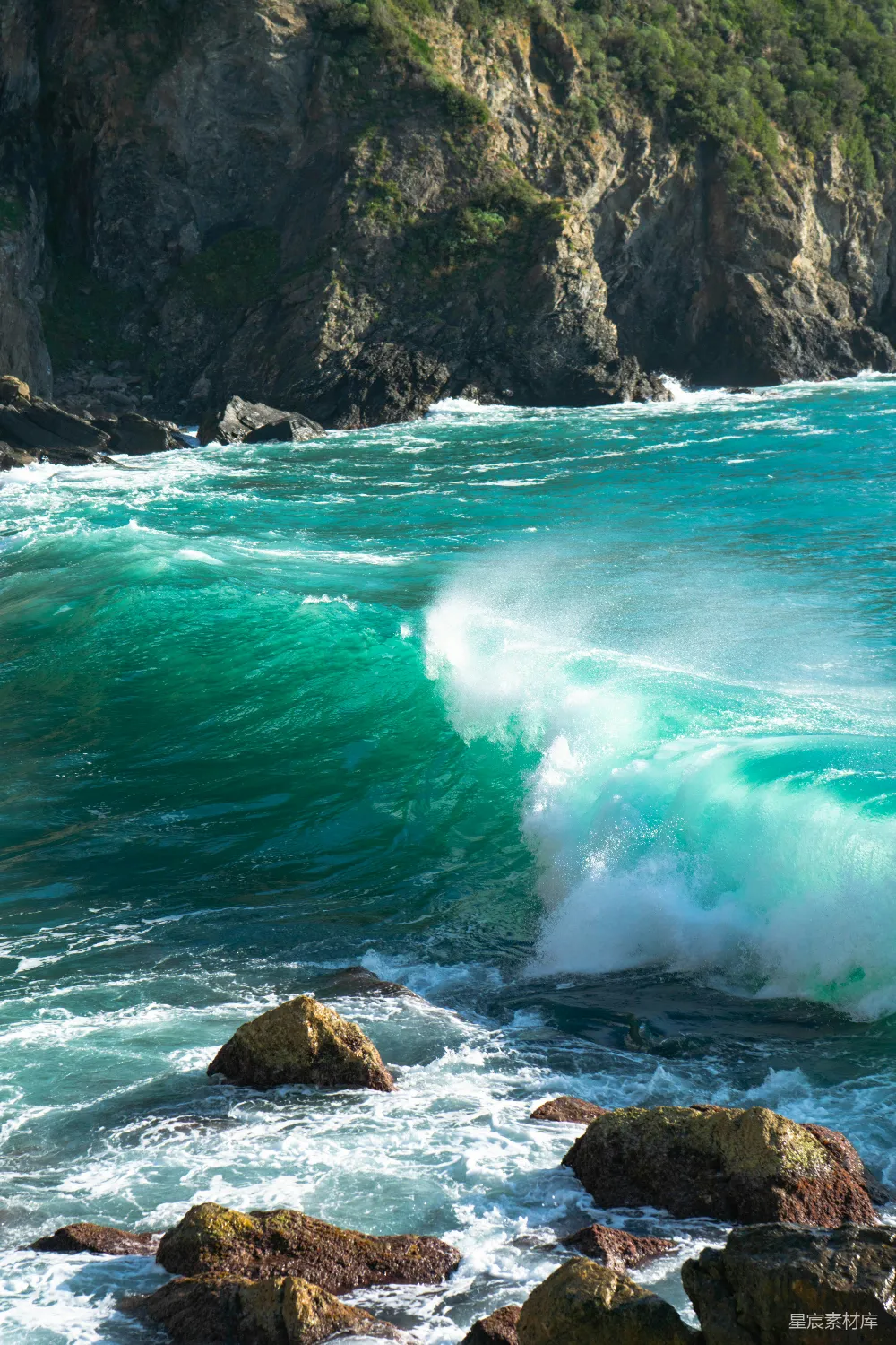 高清摄影 海洋 自然景观 海岸线 动态 户外 海浪拍打岩石