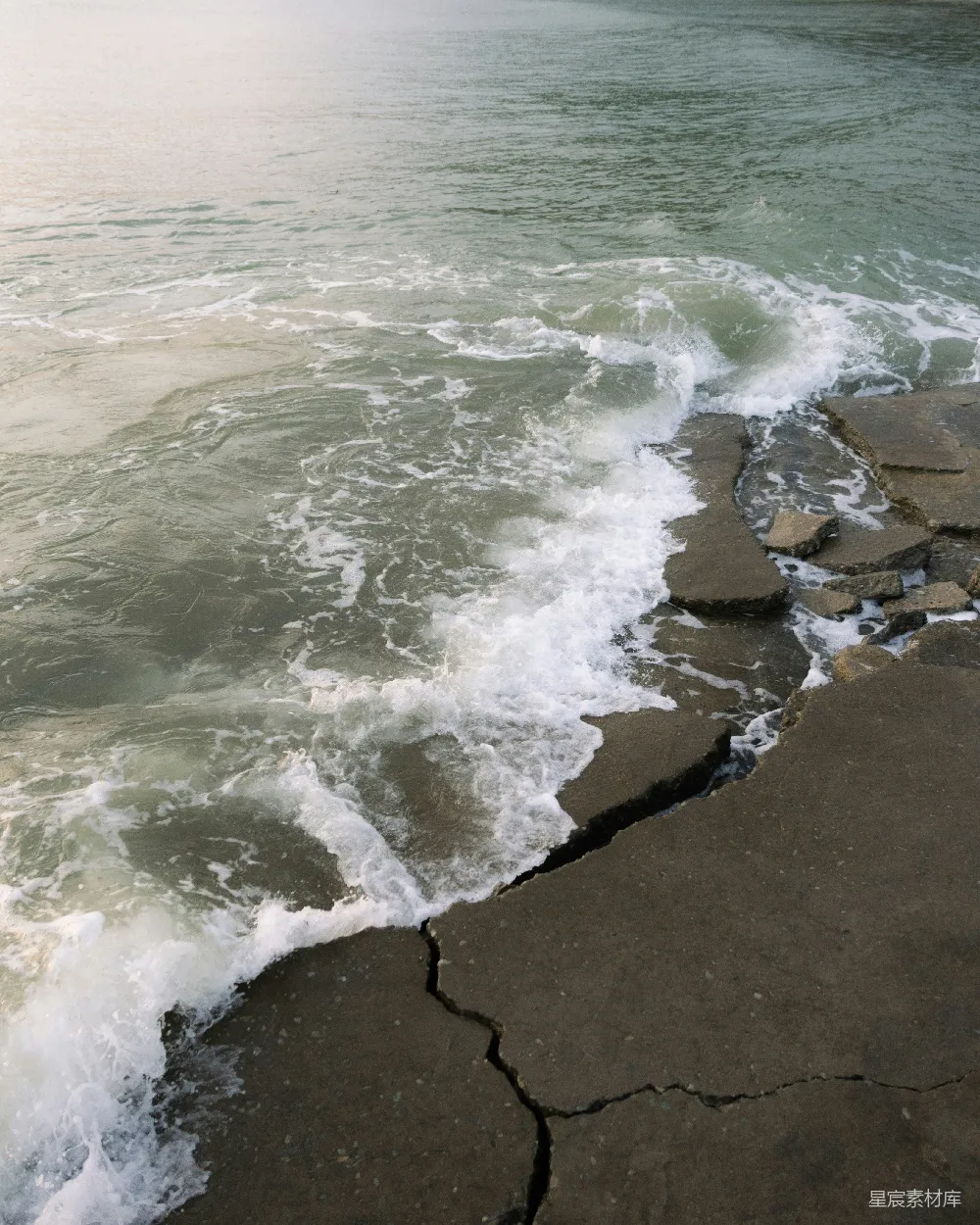 高清摄影 海浪 岩石 自然 动态 海岸 海浪拍打岩石