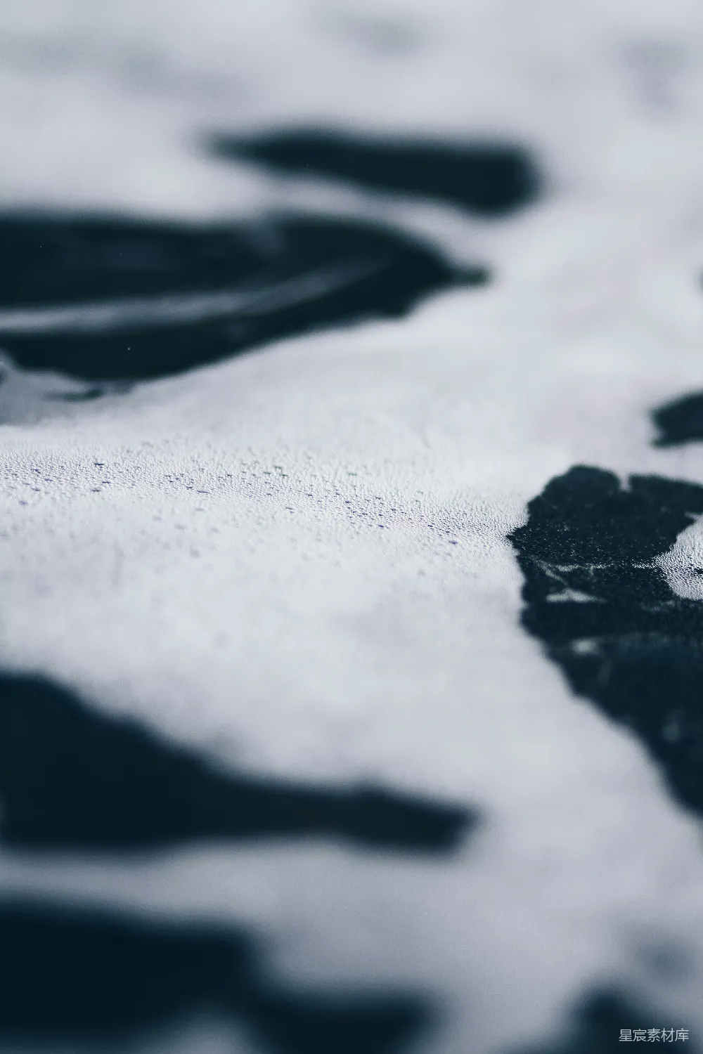 高清摄影 雪地 脚印 冬季 自然 户外 雪地上的脚印