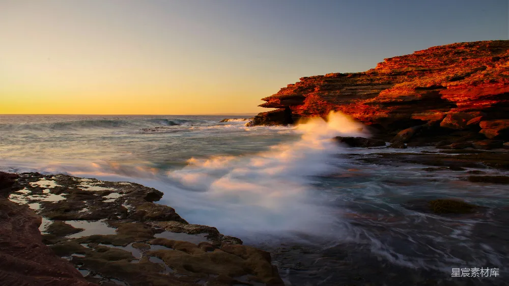 高清摄影 日落 海浪 岩石 自然美景 壮丽景色 海浪拍打岩石的壮丽日落