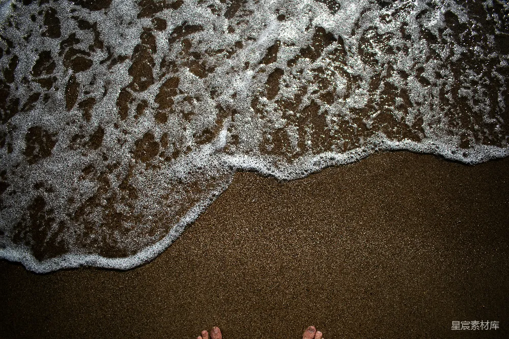 高清摄影 海滩 海浪 沙子 自然 宁静 海岸线上的脚印