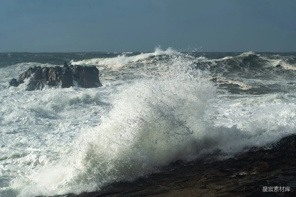 高清摄影 海浪 自然景观 动态场景 海岸 海洋 海浪拍打岩石