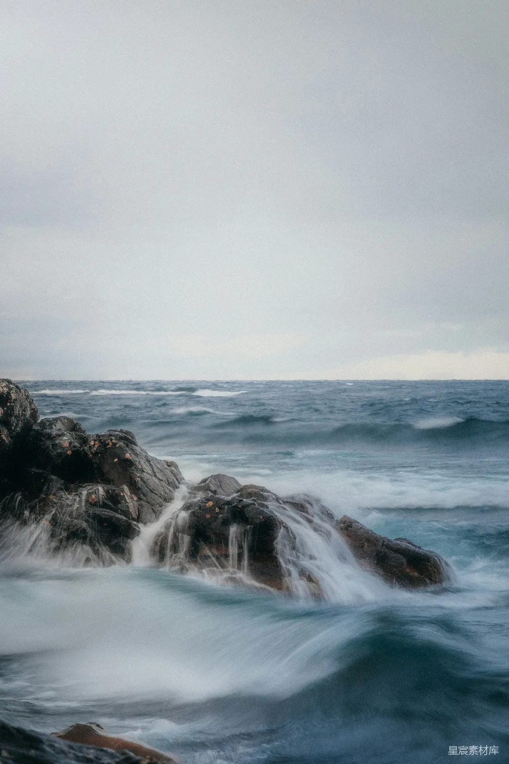 高清摄影 海浪 岩石 动态 自然景观 海洋 海浪拍打岩石的动态画面
