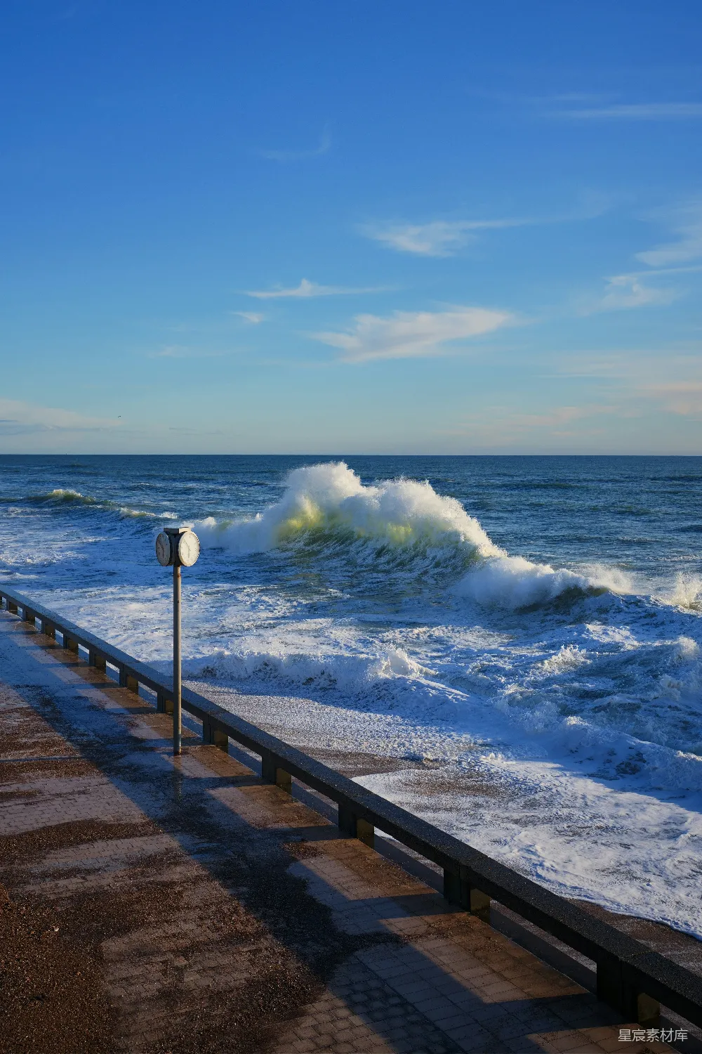 高清摄影 海浪 自然景观 海岸线 动态场景 阳光 海浪拍打岸边的瞬间