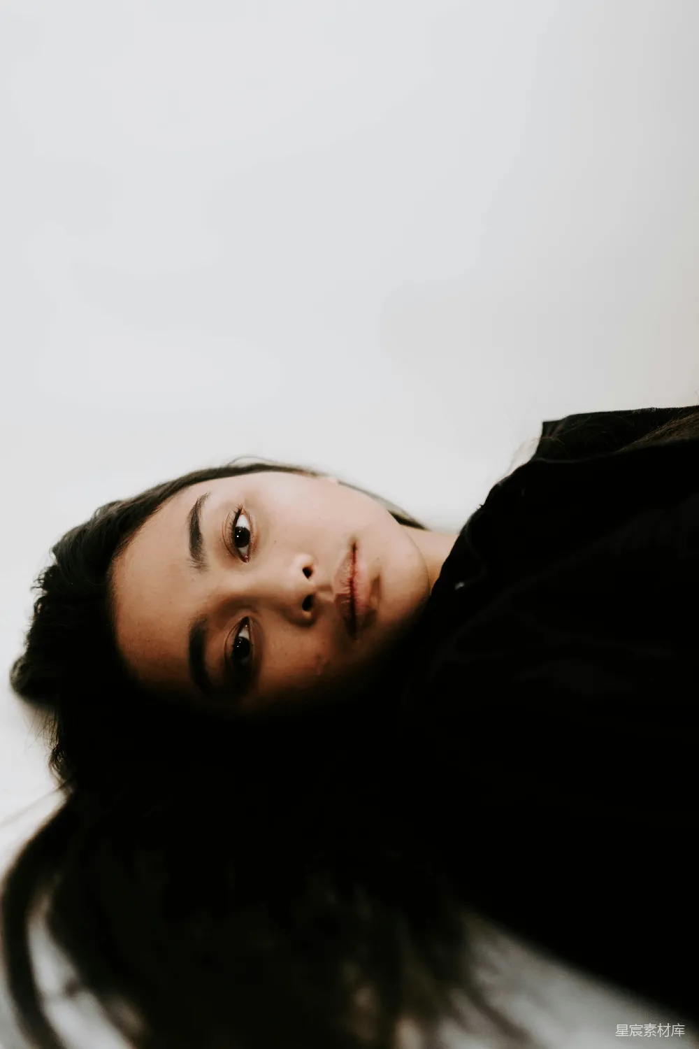 高清摄影 女性 沉思 肖像 深邃 内心 沉思的女性