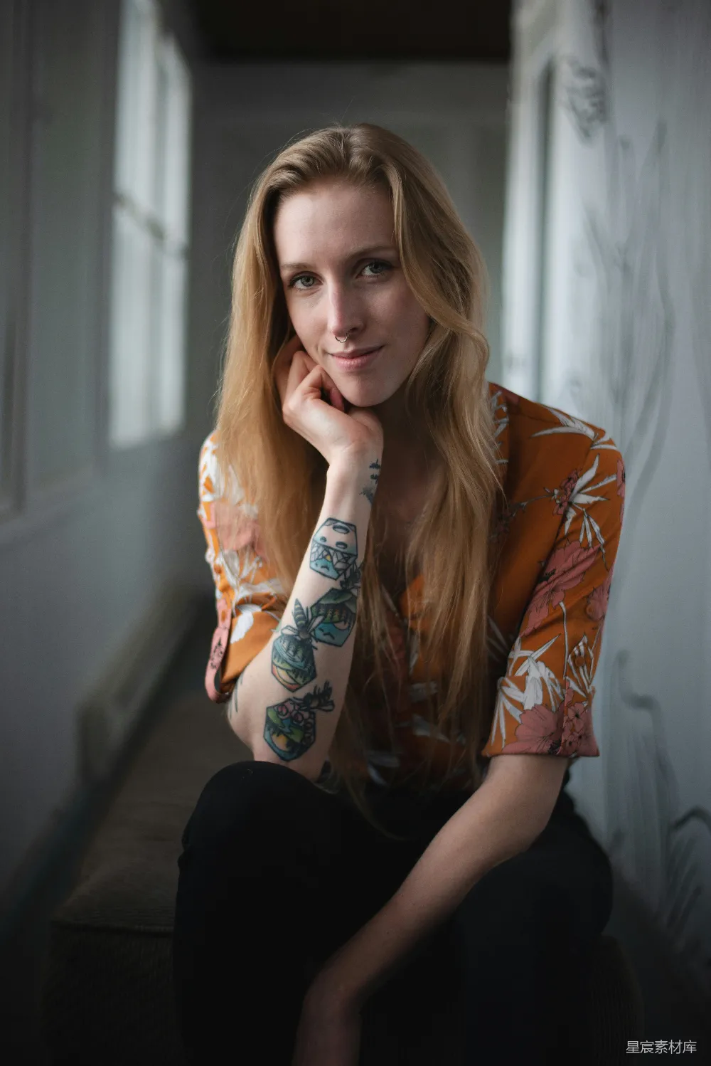 高清摄影 女性肖像 纹身 室内摄影 自然光线 休闲 静谧的窗边