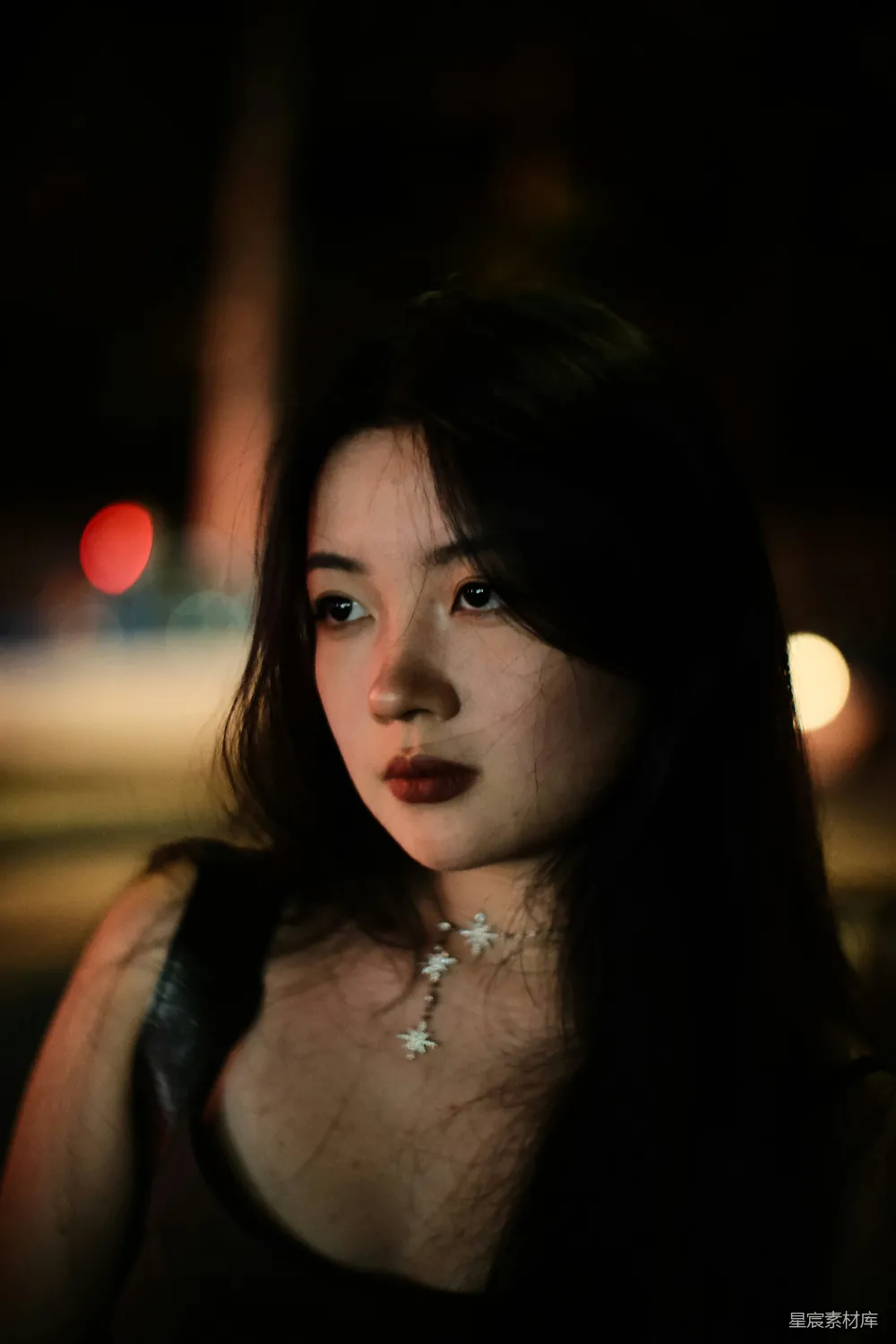 高清摄影 夜晚 人物肖像 城市风光 情感表达 都市生活 夜晚的霓虹与她的故事