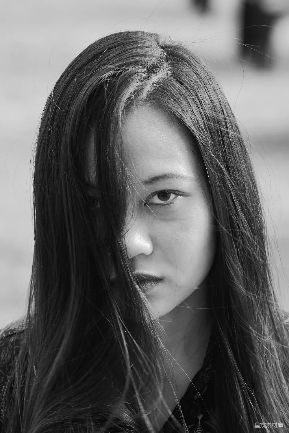 高清摄影 黑白摄影 肖像 女性 情感表达 静谧 黑白肖像：沉思的女性