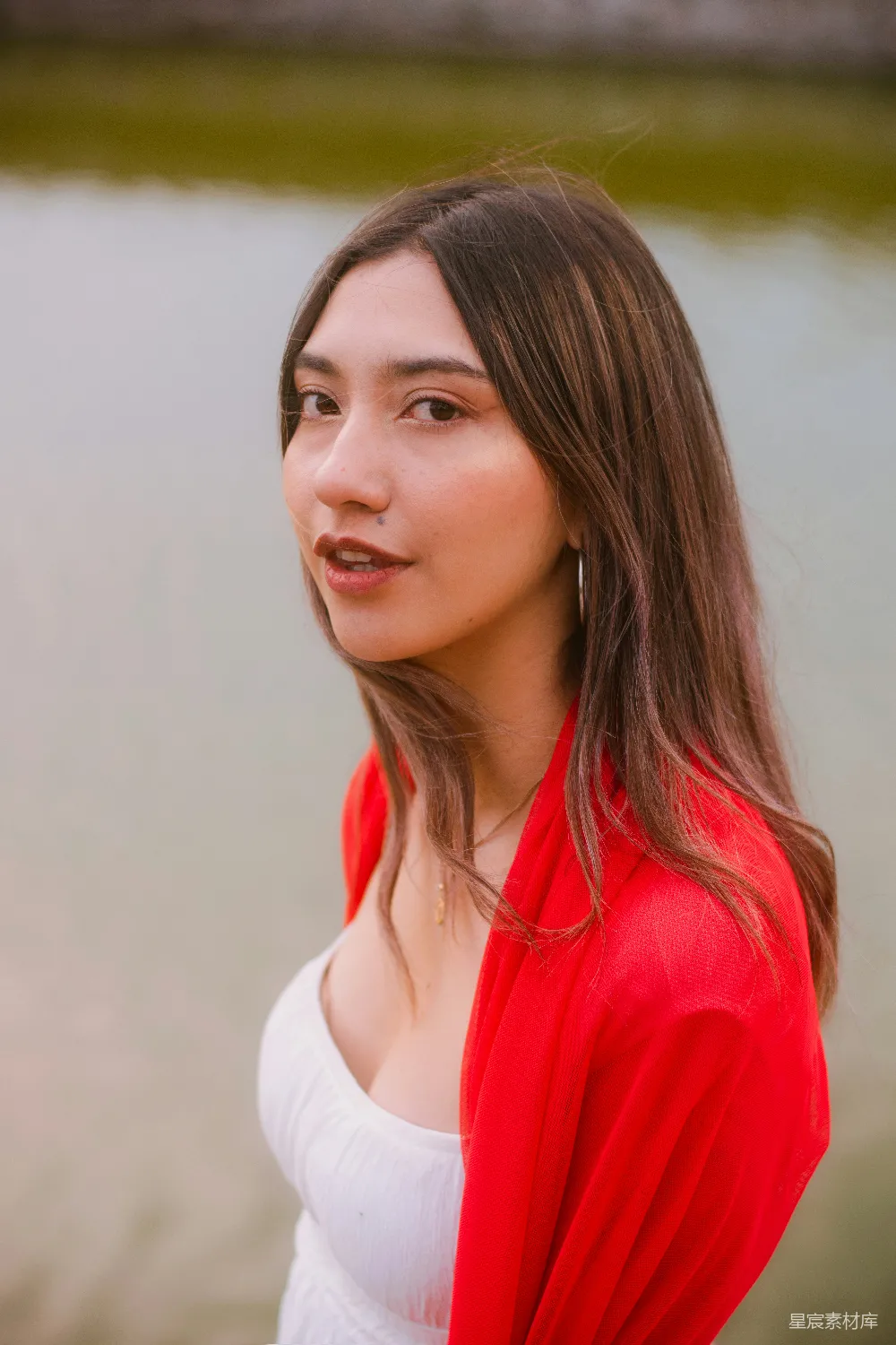 高清摄影 肖像 女性 自然光 户外 时尚 红衣女子的侧脸特写