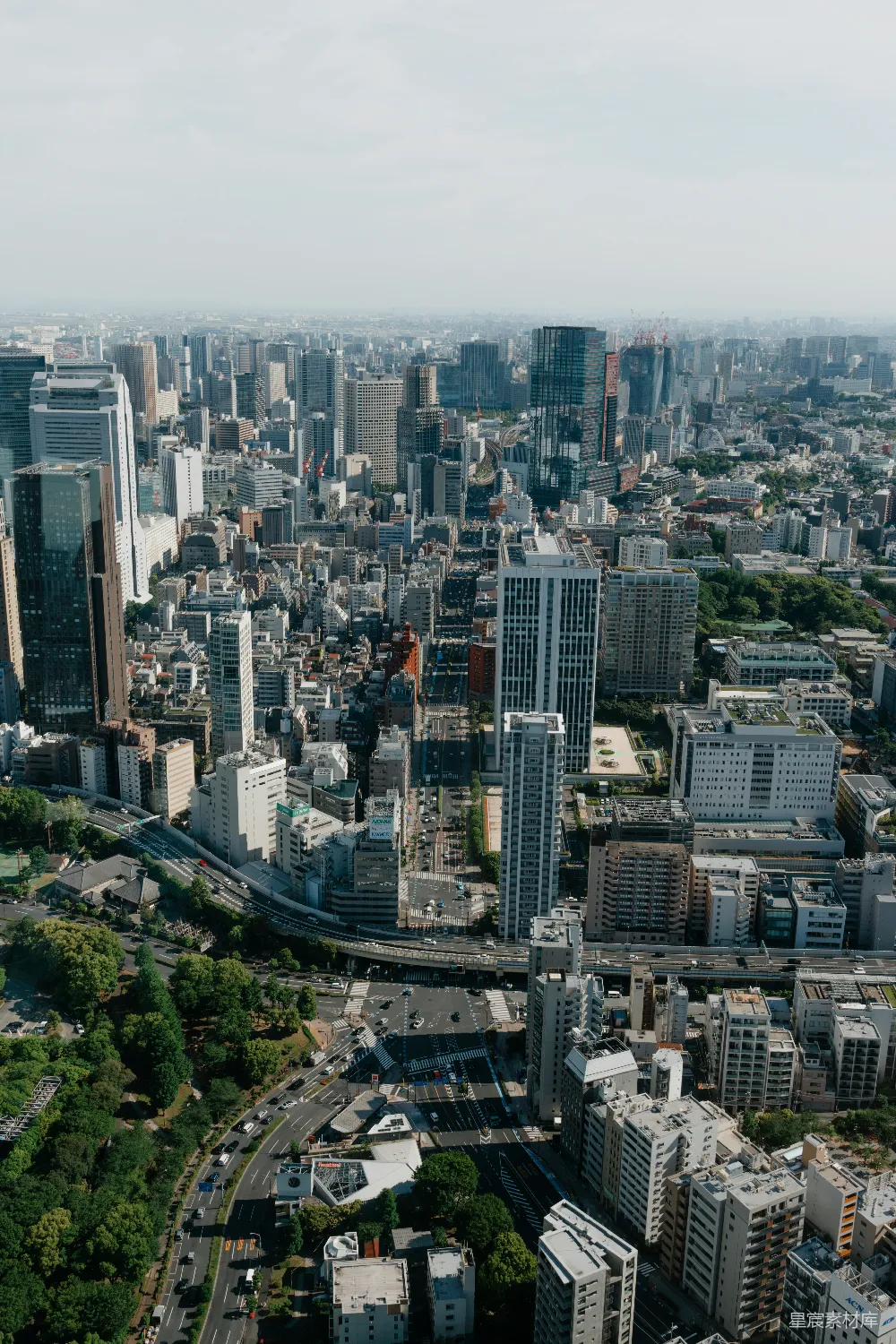高清摄影 一座城市高空俯瞰图，高大建筑物林立。