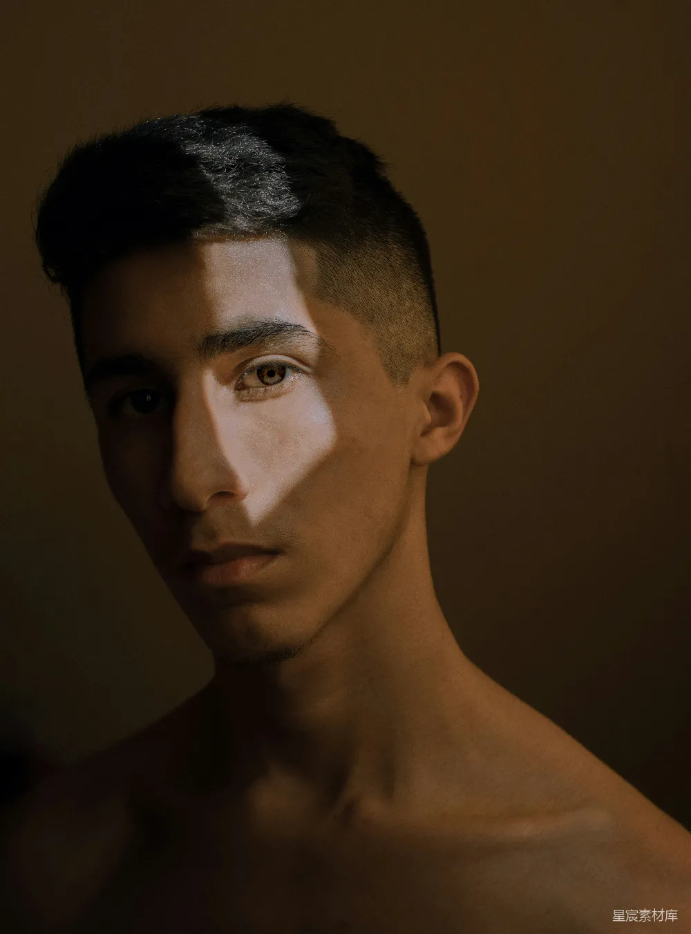 高清摄影 男性肖像 光影效果 深色背景 时尚摄影 艺术写真 光影交错的男性肖像