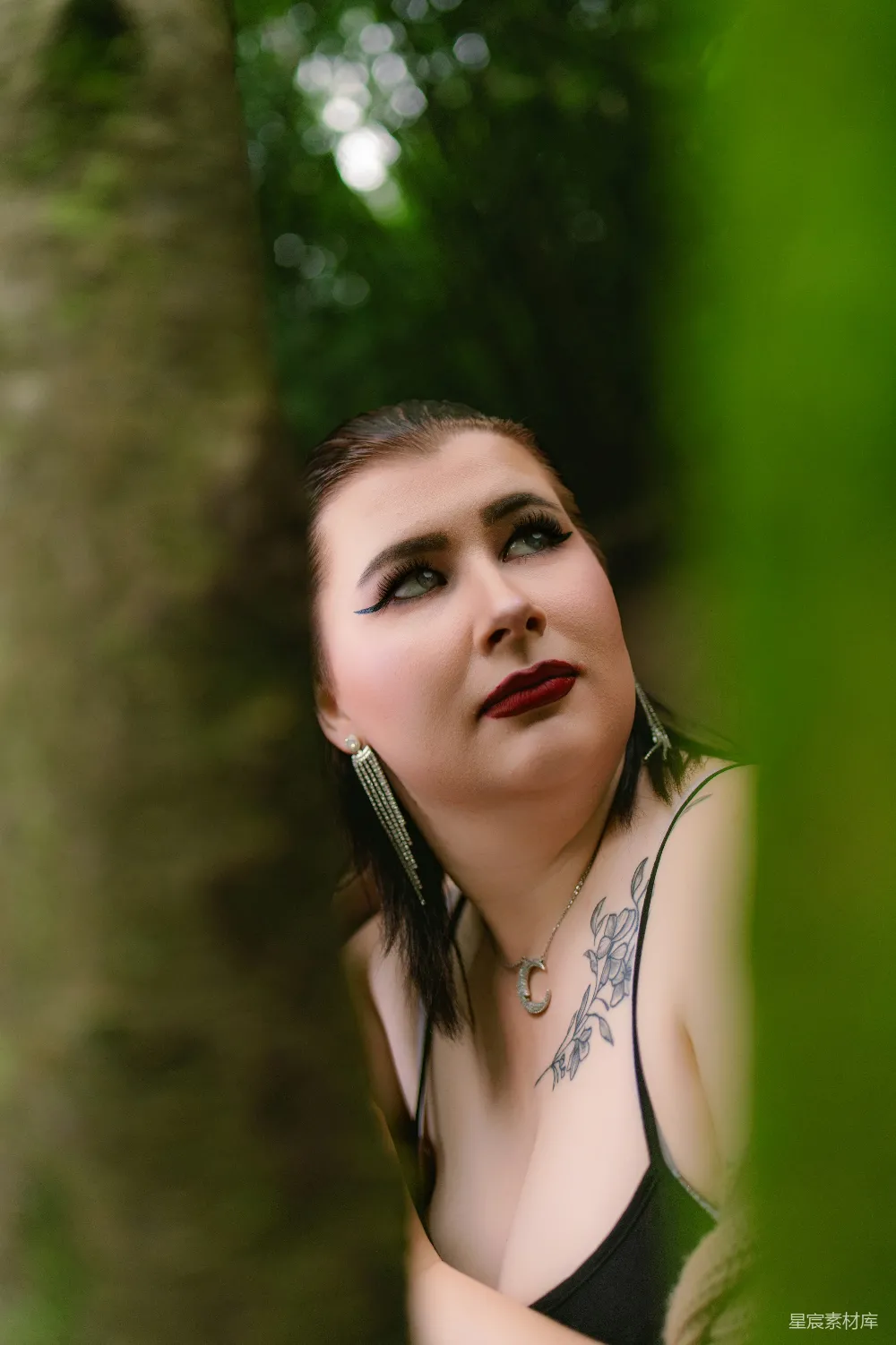 高清摄影 女性 自然 神秘 户外 写真 森林中的神秘女性