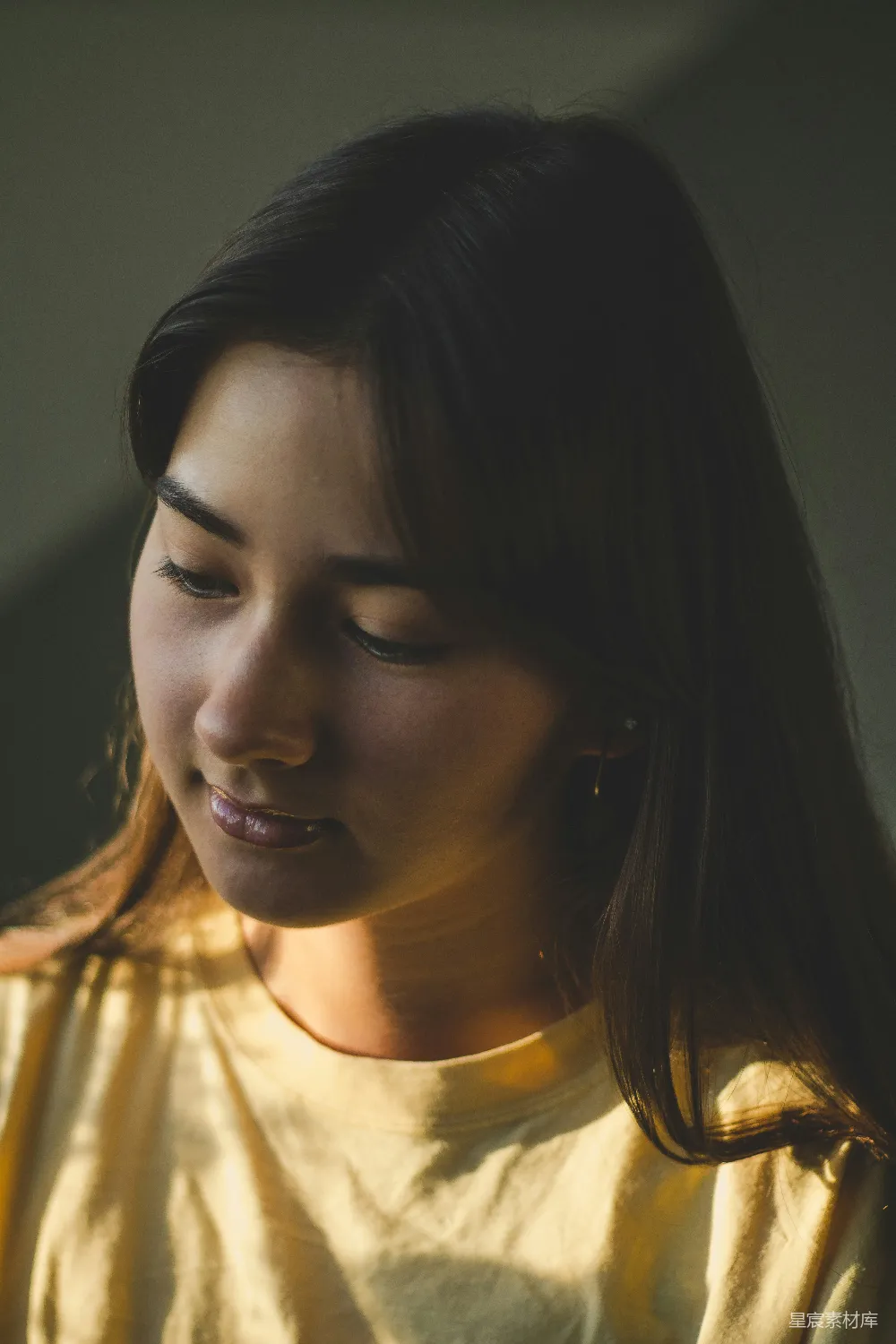 高清摄影 女性 沉思 阳光 肖像 情感 沉思的瞬间：阳光下的女性