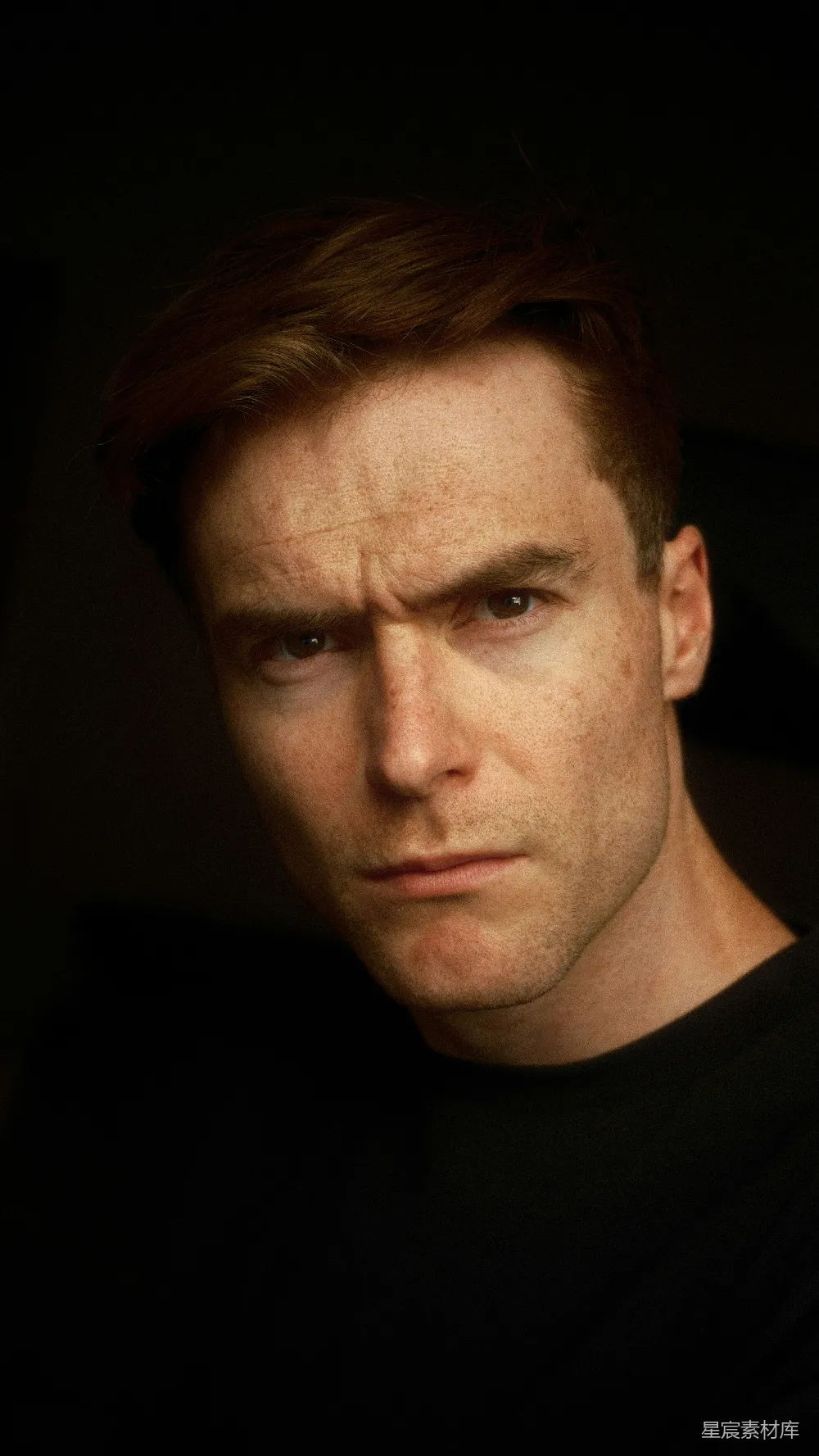 高清摄影 肖像 严肃 男性 面部特写 深色背景 严肃的男性肖像