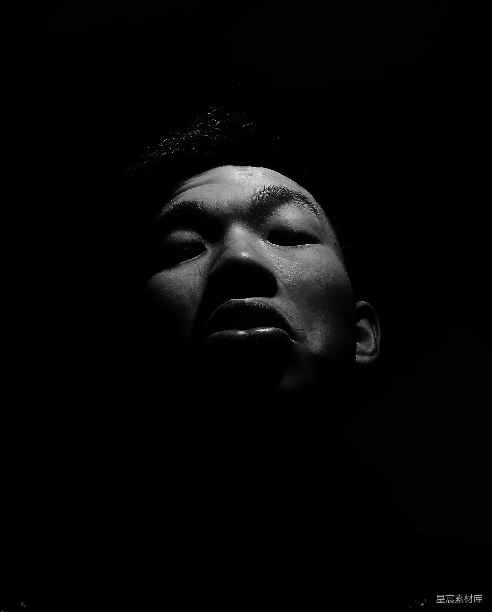 高清摄影 黑白色调 人物肖像 情感表达 艺术摄影 情感深邃 黑暗中的沉思