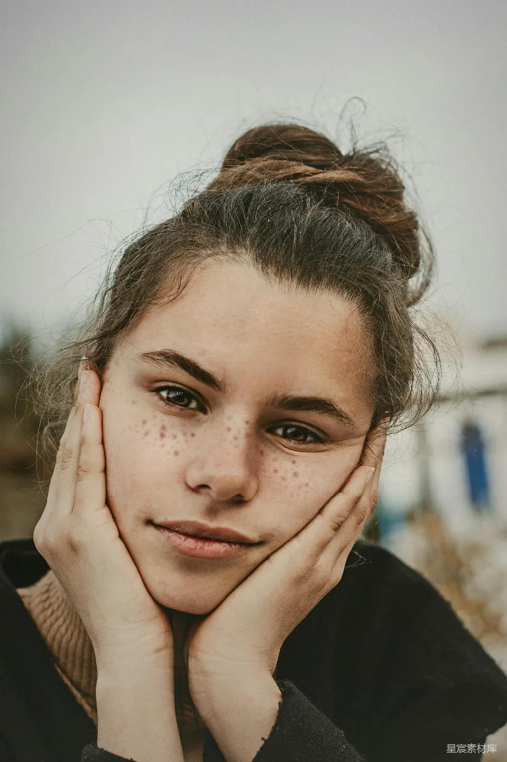 高清摄影 肖像 青春 自然光 严肃 思考 沉思的年轻女孩