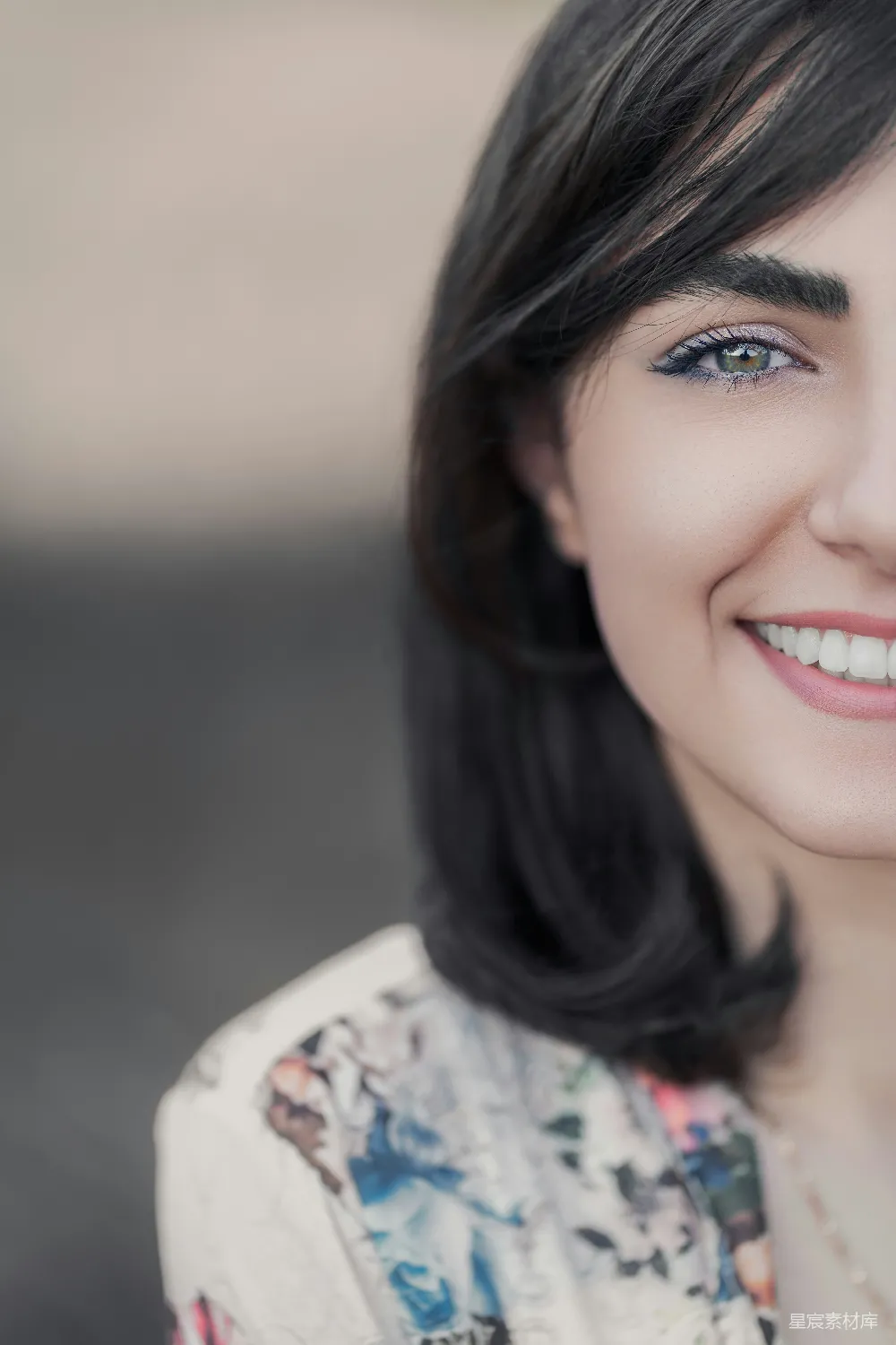 高清摄影 女性 微笑 特写 时尚 自然 微笑的女性特写