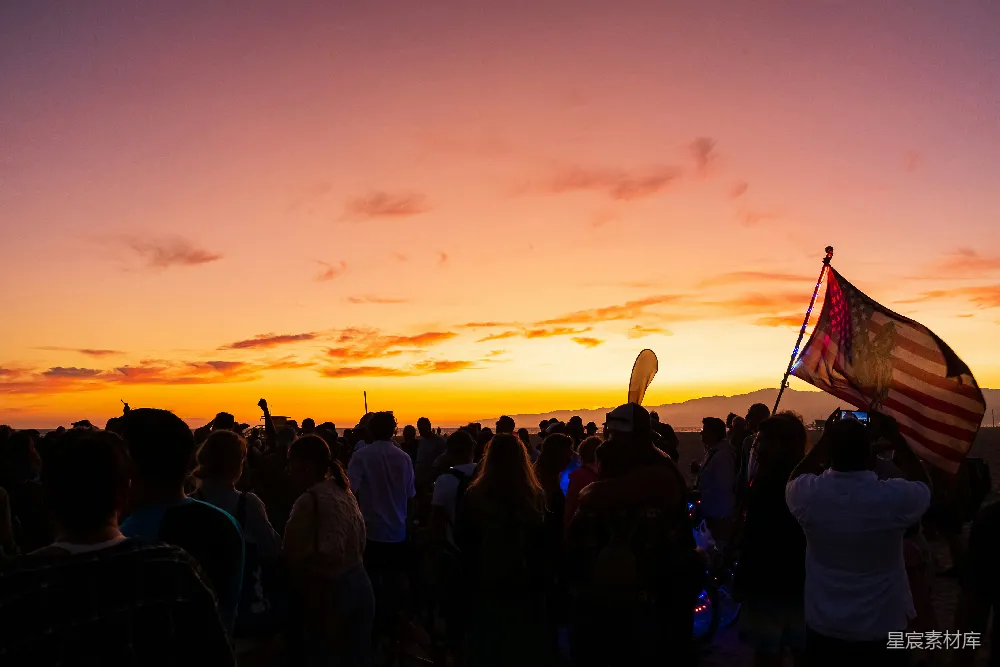 高清摄影 人物 人们在傍晚时分站在田野上