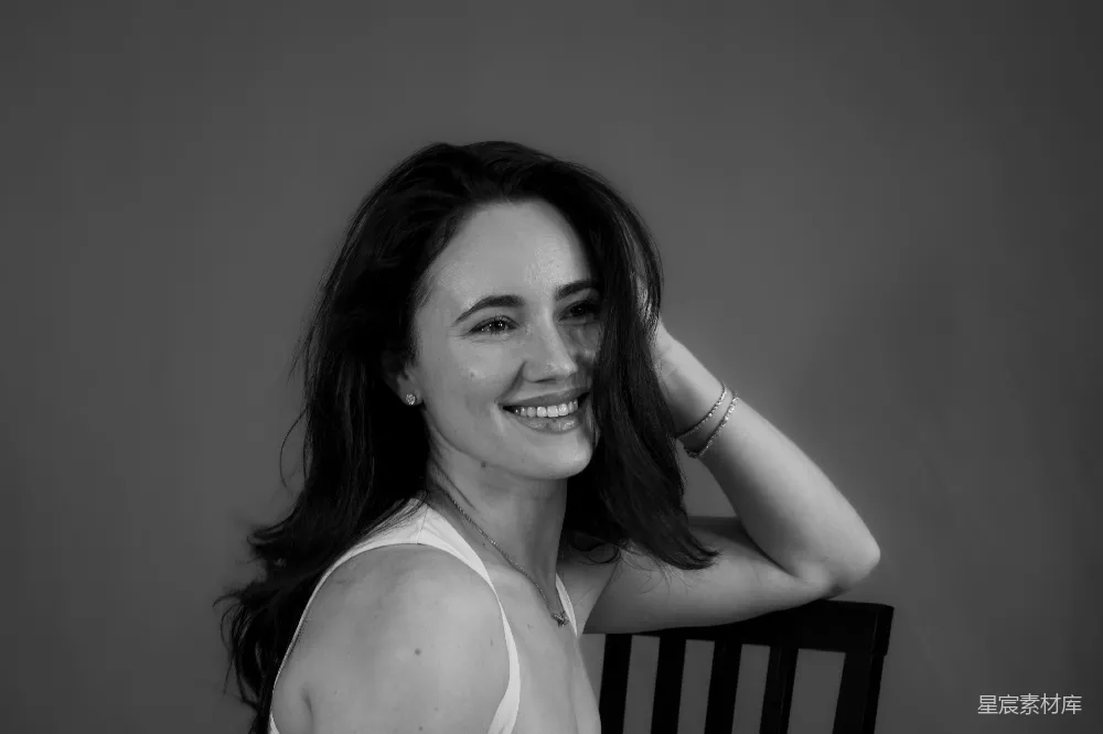 高清摄影 黑白肖像 女性 微笑 自然风格 生活场景 黑白微笑的女性肖像