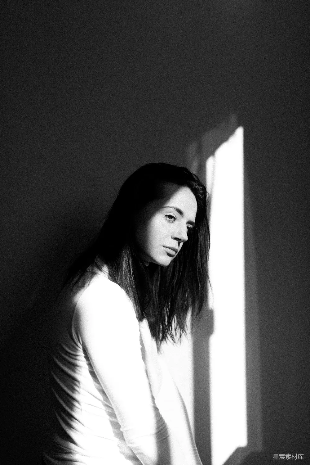 高清摄影 黑白色调 女性肖像 室内摄影 情感表达 现代简约 光影下的沉思