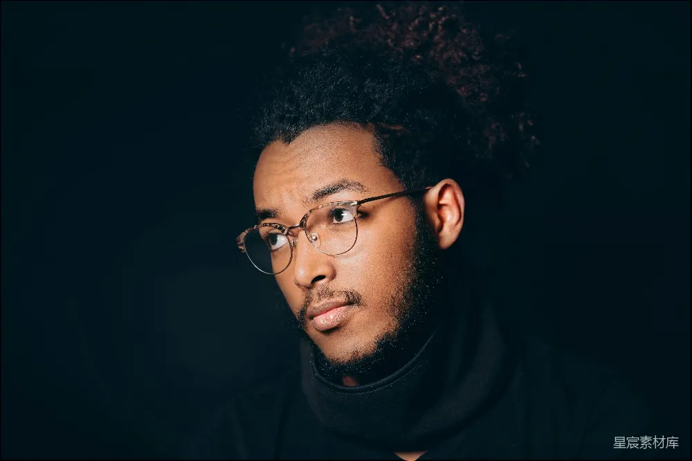 高清摄影 人物肖像 时尚 现代风格 个人写真 室内摄影 戴眼镜的年轻男子