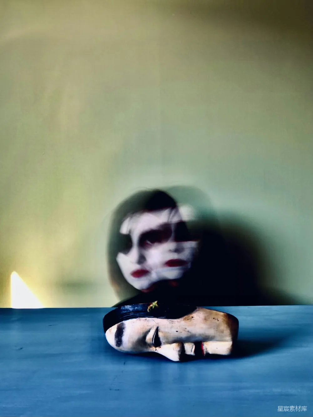 高清摄影 摄影 抽象艺术 静谧 现代风格 情感表达 光影中的灵魂对话