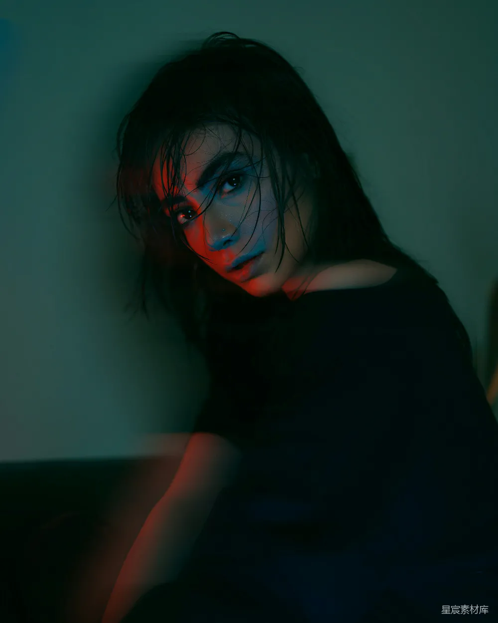 高清摄影 人物肖像 霓虹灯 现代风格 时尚 夜间摄影 霓虹下的神秘女孩
