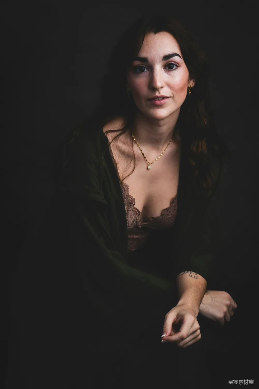 高清摄影 女性肖像 简约风格 优雅气质 个人写真 时尚 简约而优雅的女性肖像
