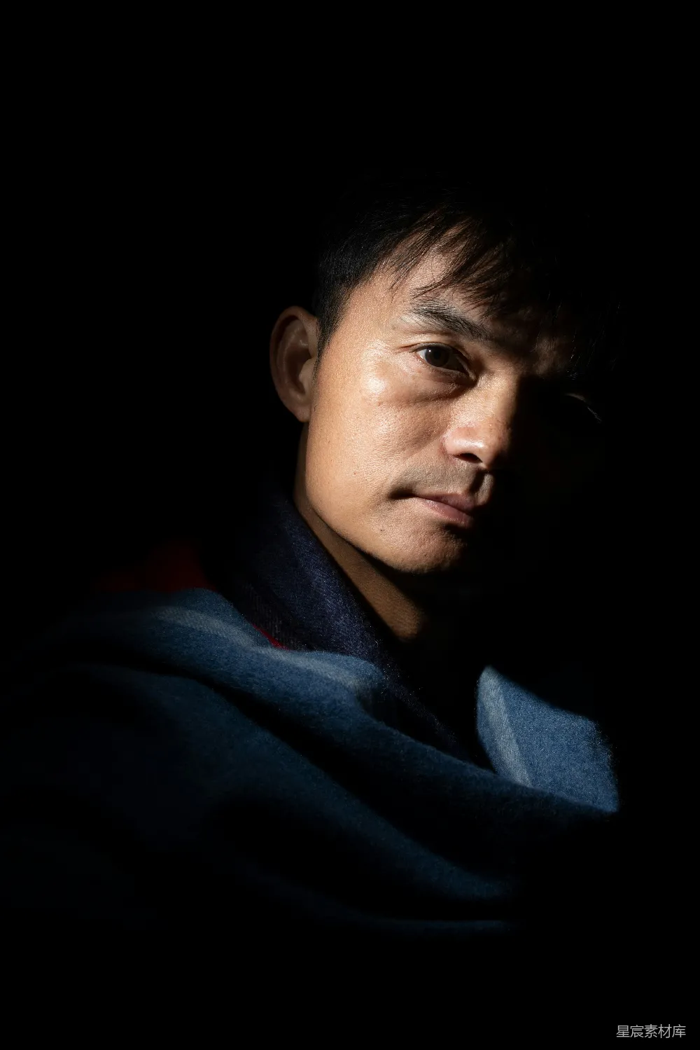 高清摄影 人物肖像 深色调 情感表达 沉思 严肃 昏暗中的沉思