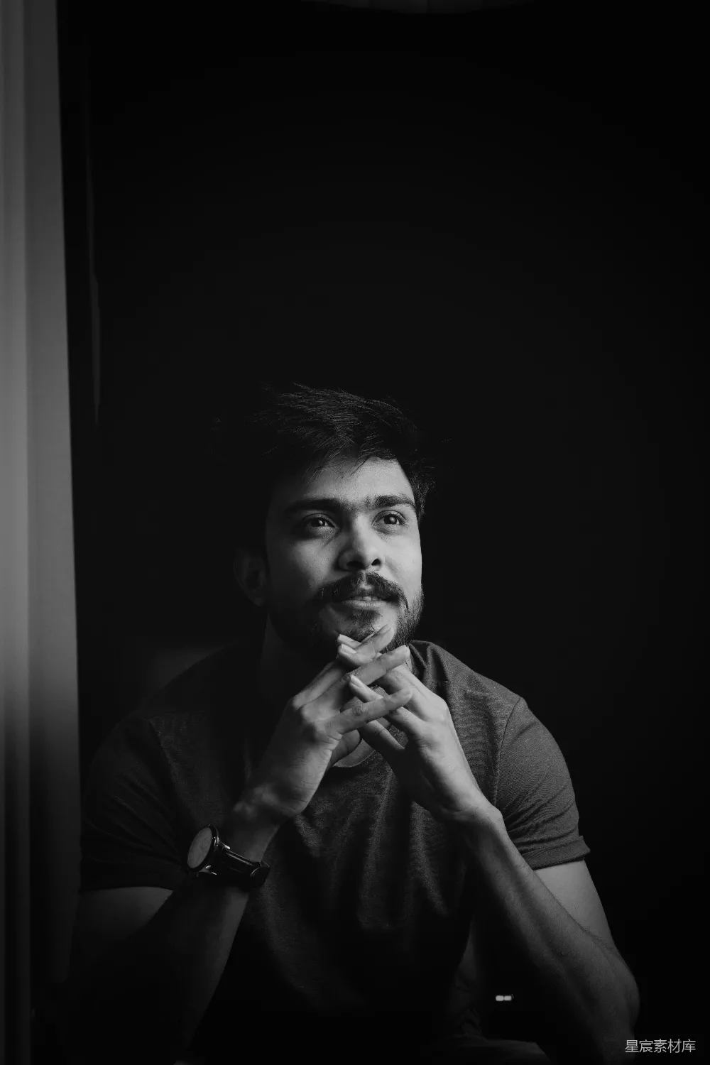 高清摄影 深思 黑白 人物 思考 深思中的男子