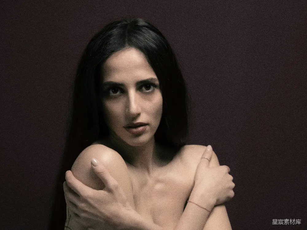 高清摄影 人像摄影 情感表达 艺术写真 女性肖像 情感交流 深邃的眼神与温暖的拥抱