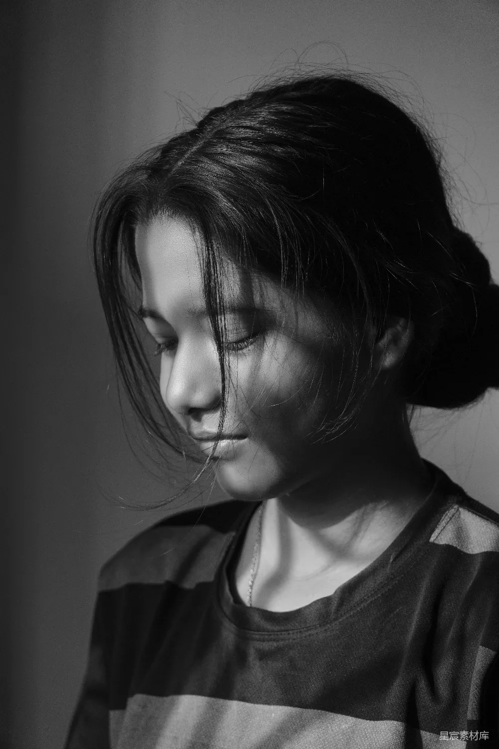 高清摄影 黑白摄影 人物肖像 情感表达 静谧氛围 现代艺术 黑白光影下的宁静时刻