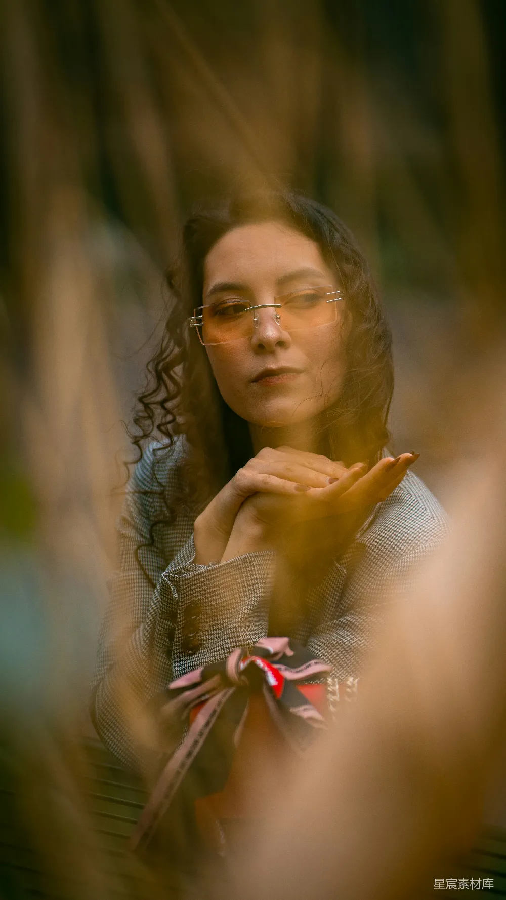 高清摄影 自然光 女性肖像 思考 清晨 深思 晨光中的思考者