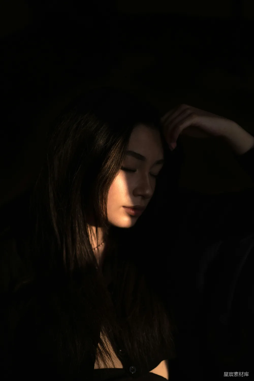 高清摄影 人像摄影 暗影效果 柔和光线 情感表达 个人写真 静谧的暗影下的柔美