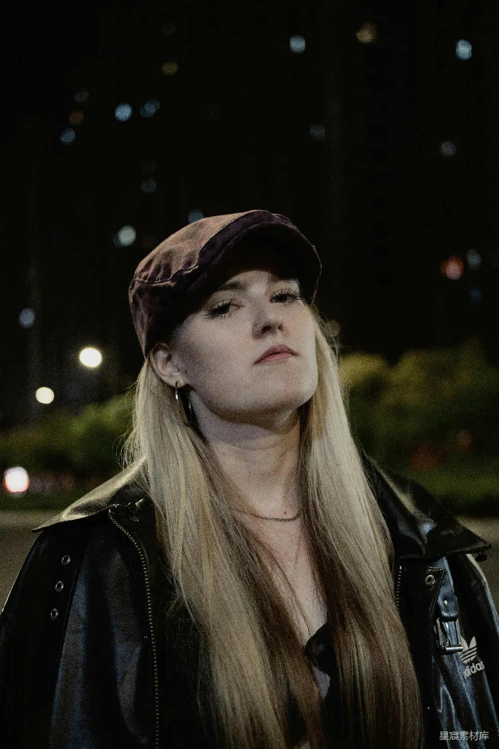 高清摄影 夜晚 时尚 街头 年轻人 都市 夜晚的都市街头，时尚的年轻女性
