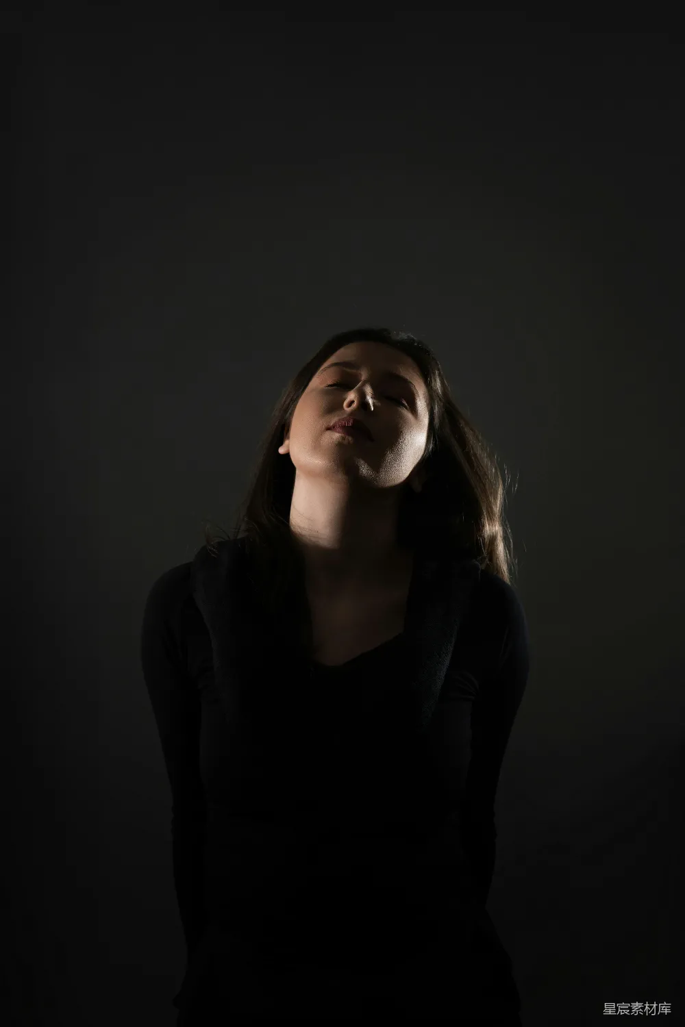 高清摄影 女性 昏暗 闭眼 深沉 静谧 昏暗中闭眼的女人