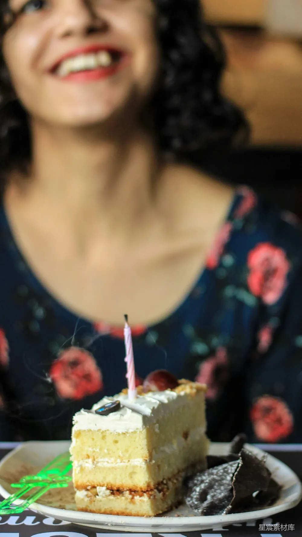 高清摄影 生日 庆祝 美食 幸福 蛋糕 生日蛋糕上的微笑