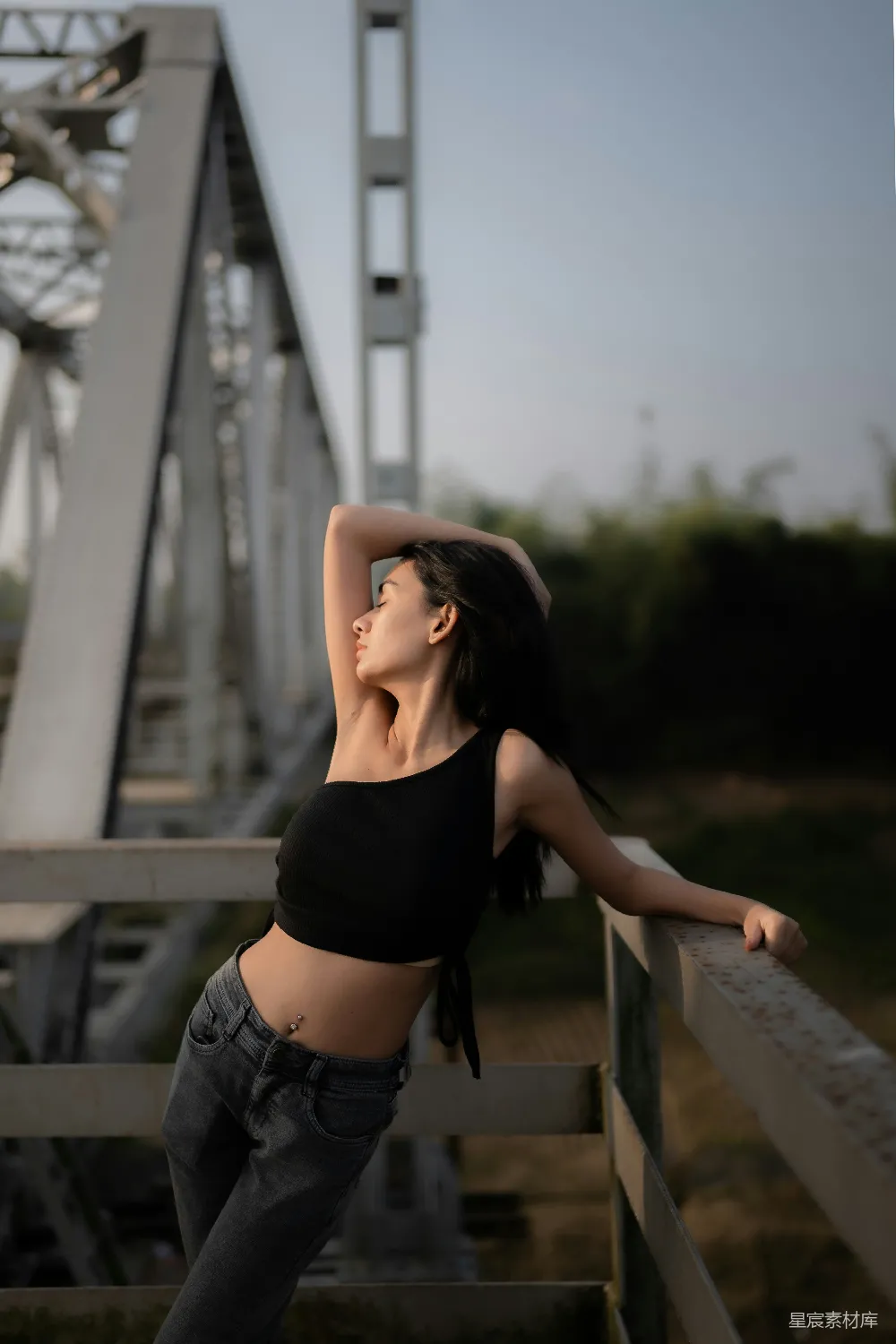 高清摄影 人像摄影 户外 自由 都市风景 情感表达 桥边的自由舞者