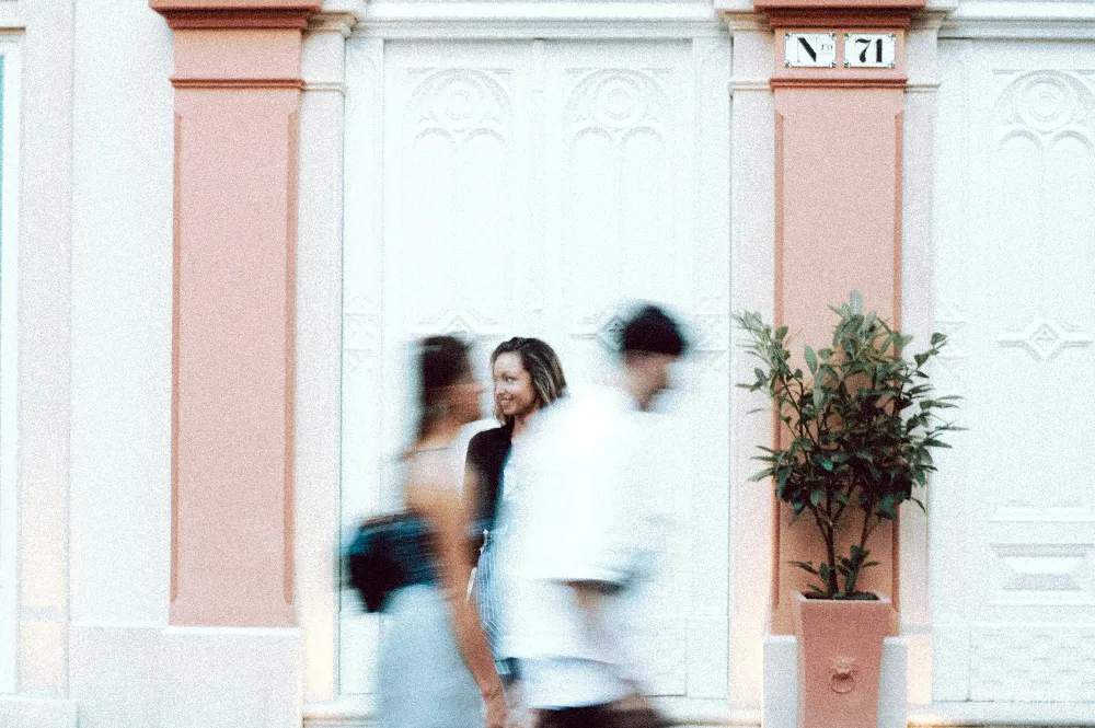高清摄影 城市 街头 行人 建筑 光影 城市街头的瞬间：行人与建筑的邂逅