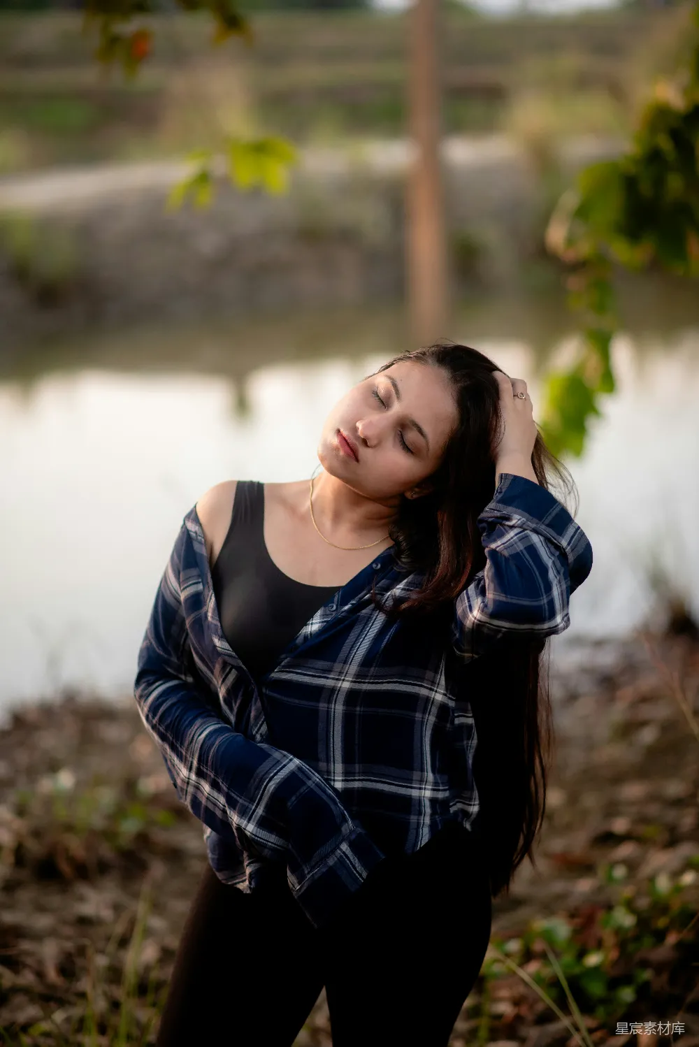 高清摄影 自然风光 女性肖像 湖景 休闲风格 户外摄影 湖边的宁静时光
