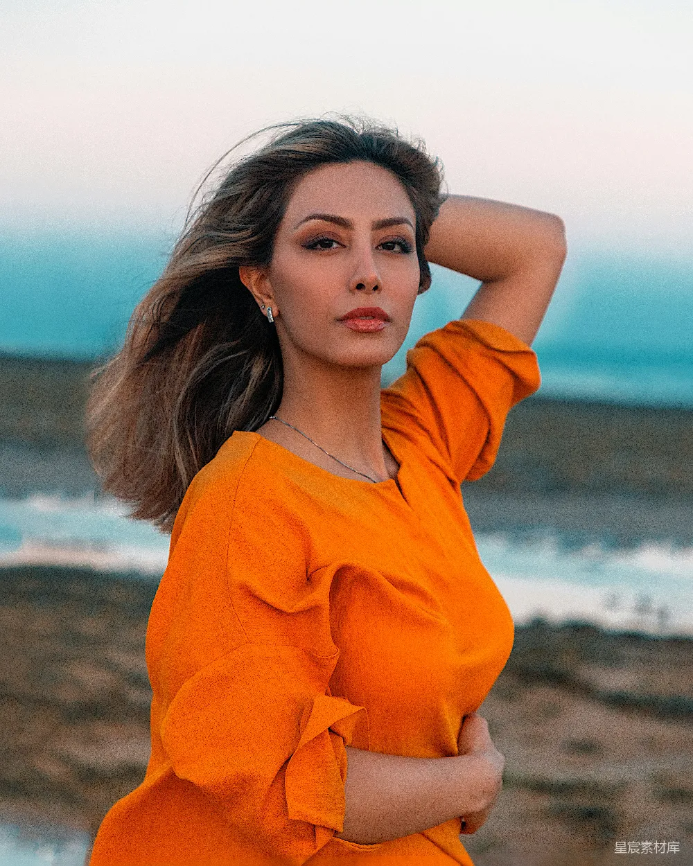 高清摄影 女性肖像 海边 橙色 优雅 自然风光 海边橙色裙摆的优雅女性