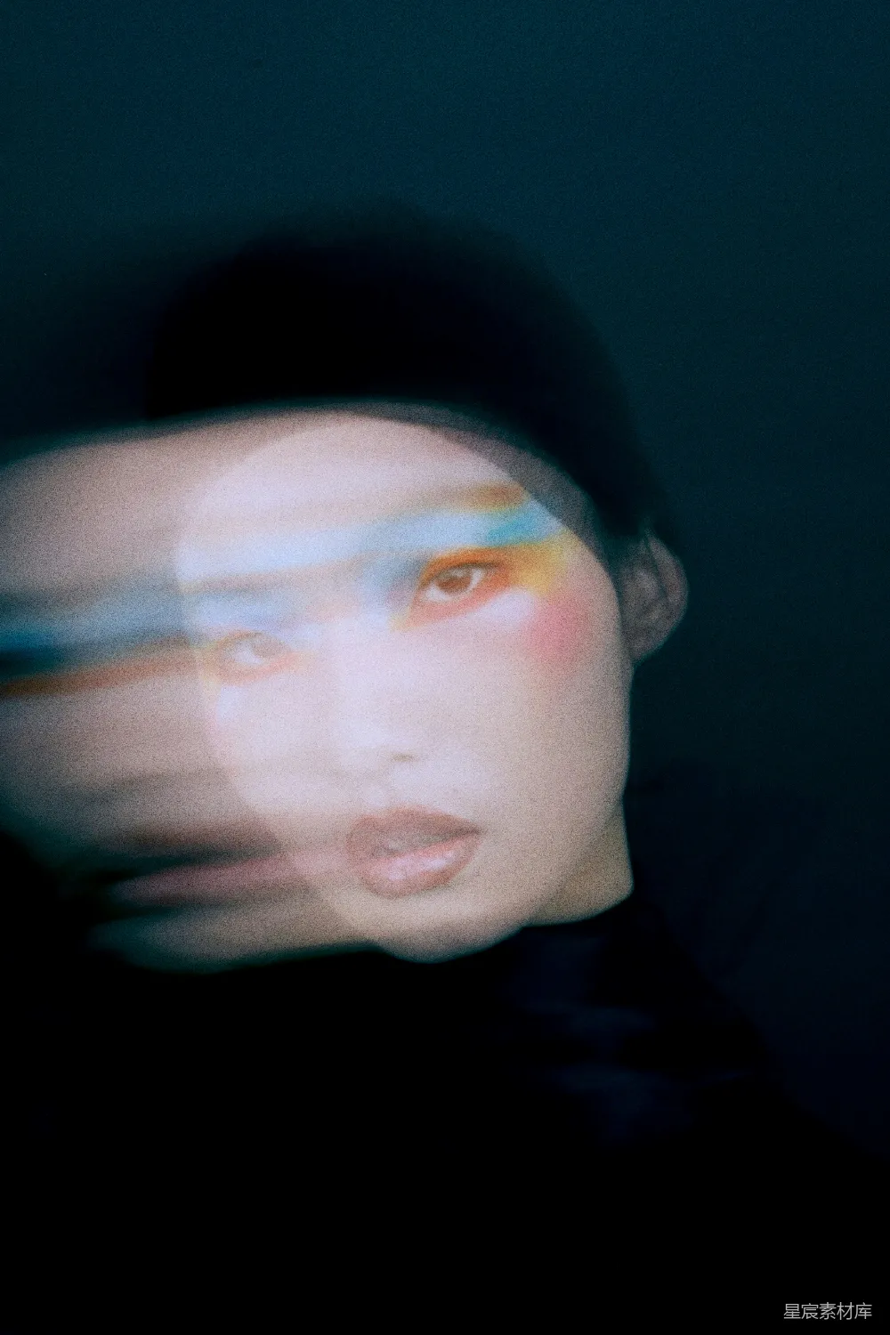 高清摄影 光影艺术 面部特写 神秘氛围 艺术摄影 夜晚 光影交错的神秘面容