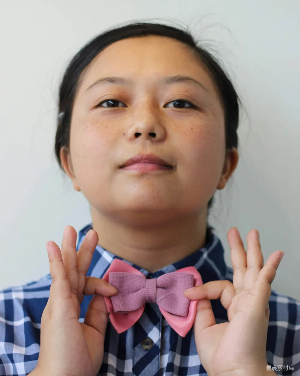 高清摄影 女孩 蝴蝶结 可爱 时尚 生活 展示粉色蝴蝶结的可爱女孩