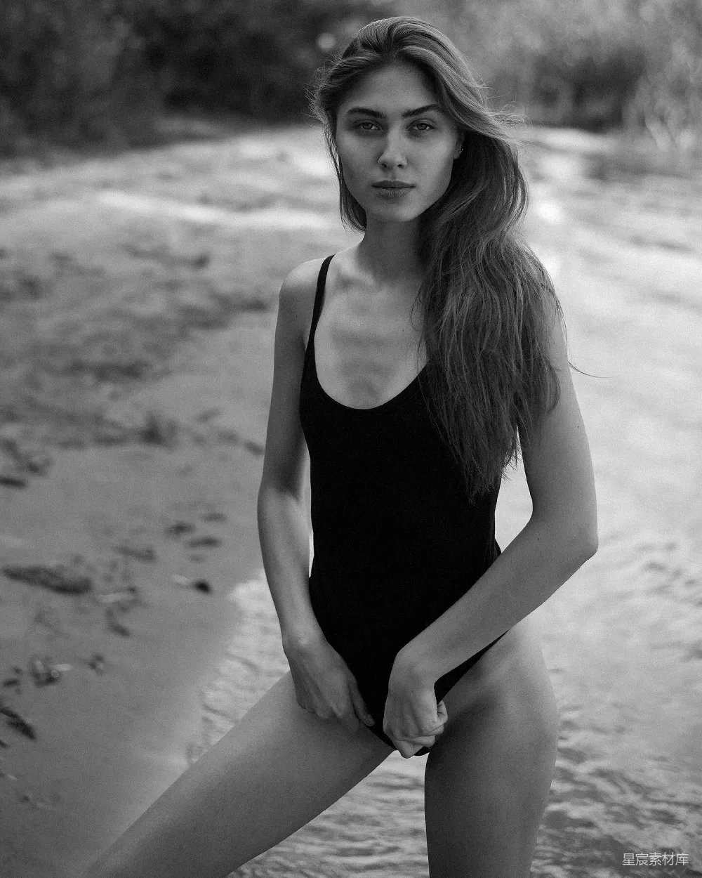 高清摄影 黑白摄影 海滩 女性 自然 时尚 黑白海滩写真：自然与自信