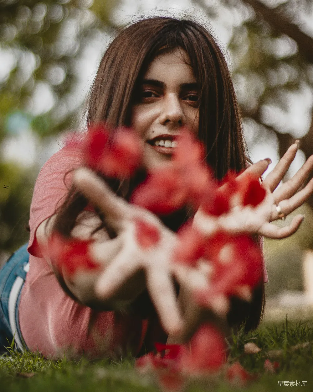 高清摄影 少女 心形手势 户外 自然 情感表达 心形手势的少女