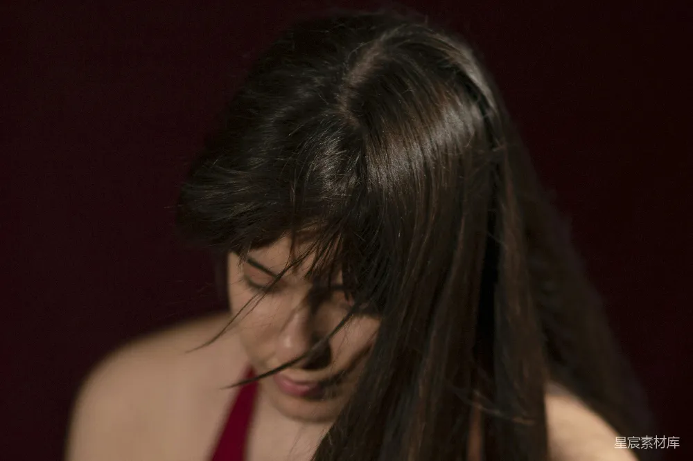 高清摄影 女性 情感 低垂 长发 低垂的长发：情感的静谧