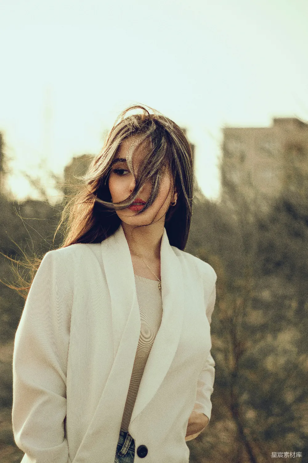 高清摄影 女性肖像 城市背景 时尚 自然光线 户外 风中凌乱的优雅