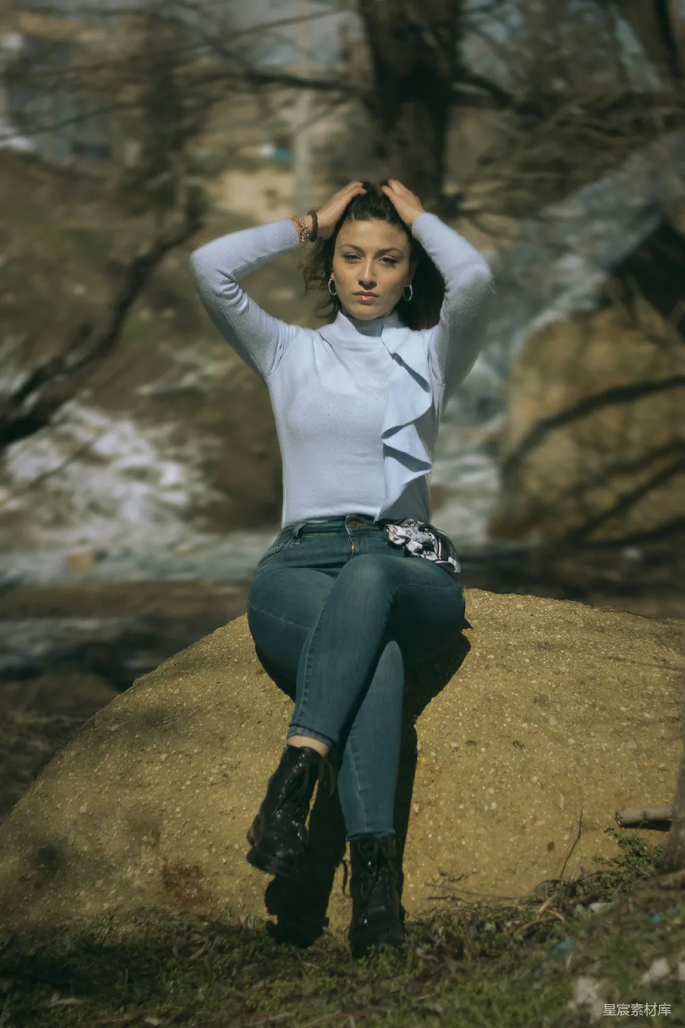 高清摄影 自然风光 时尚穿搭 户外写真 休闲风格 女性肖像 自然中的时尚静谧